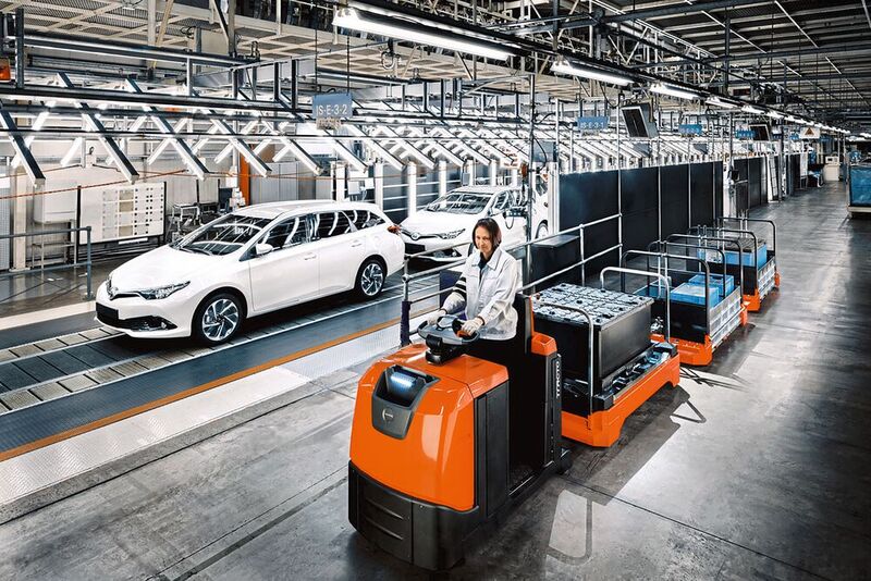 Toyota Material Handling bietet ein breites Sortiment an Schleppern und Anhängern für Routenzüge an und arbeitet an automatisierten Routenzügen mittels FTS.