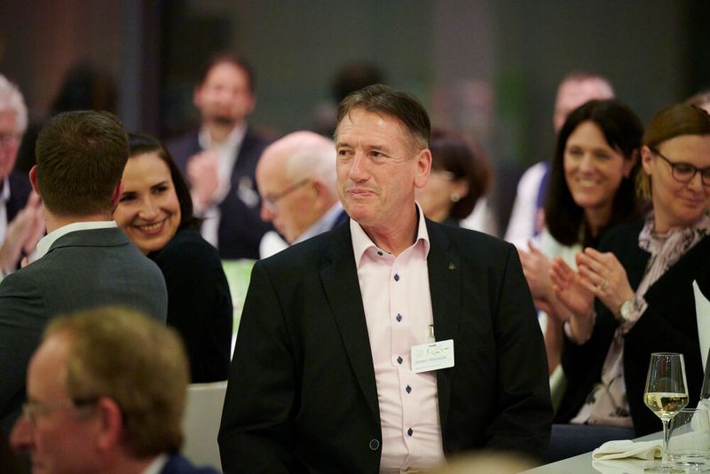 Impressionen vom ELEKTRONIKPRAXIS Frühlingsfest 2023 im Ketterer Kunst mit der Verabschiedung von Johann Wiesböck.  (Bild: © EYE AM CHRIS)