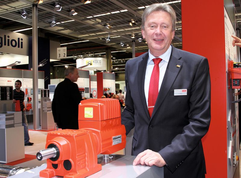 Es genügt nicht, einen IE4-Motor einzusetzen, um eine Maschine effizient zu betreiben, so Claus Wieder von SEW: „Man muss die Applikation bis auf den Cent genau berechnen.“ (Bild: Michel)