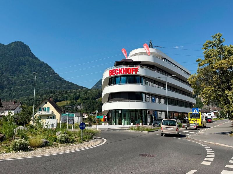 Die neue Firmenzentrale ist ein moderner Blickfang am Eingang von Bürs. (Bild: Stefanie Michel)