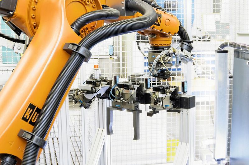 Das Schnellwechselsystem SWS von Schunk ermöglicht Leax Brinkmann einen zügigen automatischen Wechsel der benötigten Greifer. (Bild: Schunk)