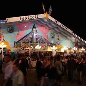 Ins Zelt Wenisch auf dem Straubinger Gäubodenfest lud Also wieder traditionell ein. (Archiv: Vogel Business Media)