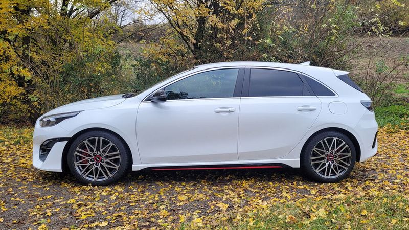 Für den Sound kombinierten die Entwickler einen Klappenauspuff mit einem elektronischen Soundgenerator. (Wehner/ Vogel Communications Group)