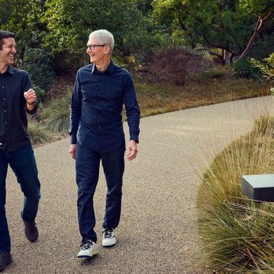 Im September 2026 übernimmt John Ternus (links) die Rolle des Apple-CEOs Tim Cook (rechts). Cook wird seinerseits zum Executive Chairman des Apple-Board-of-Directors. (Bild: Apple Inc.)