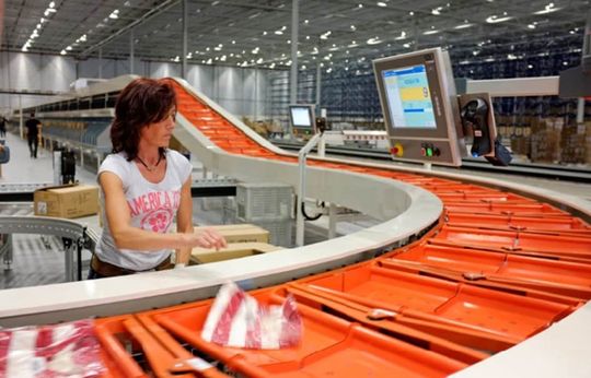 Ein Computer ist am Arbeitsplatz des Kommissionierers längst nicht mehr wegzudenken, wie hier in Kombination mit der Dematic-Technik bei Abercrombie & Fitch.(Quelle:  Dematic)