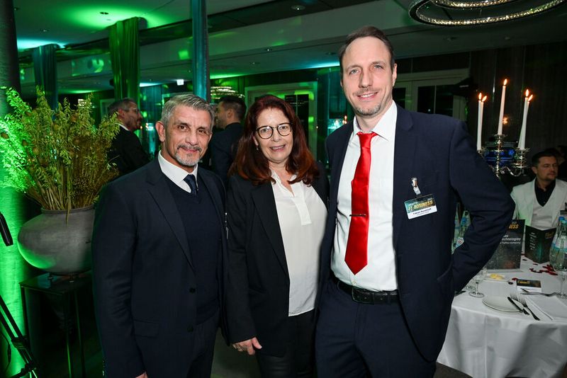 (v. l.) Valon Kuci und Bianca Hake-Varenkamp (MICHAEL AG) mit Fabian Nuretinoff (Securepoint) (Bild: Hannes Magerstädt)