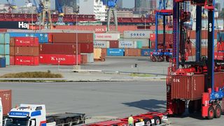 Dem Feldversuch mit Lang-Lkw, hier im Hamburger Hafen, haben sich außer Hamburg und Schleswig-Holstein auch Niedersachsen, Sachsen, Thüringen, Hessen und Bayern angeschlossen. (Bild: HHM)