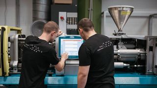 Die Maschine wird künftig sowohl im Labor für digitale Produktentwicklung und Fertigung (LDPF) als auch im Labor für Werkstofftechnologien (LWT) eingesetzt und erweitert das Spektrum industrieller Fertigungsverfahren am Hauptcampus der Hochschule Trier. (Bild: Hochschule Trier)