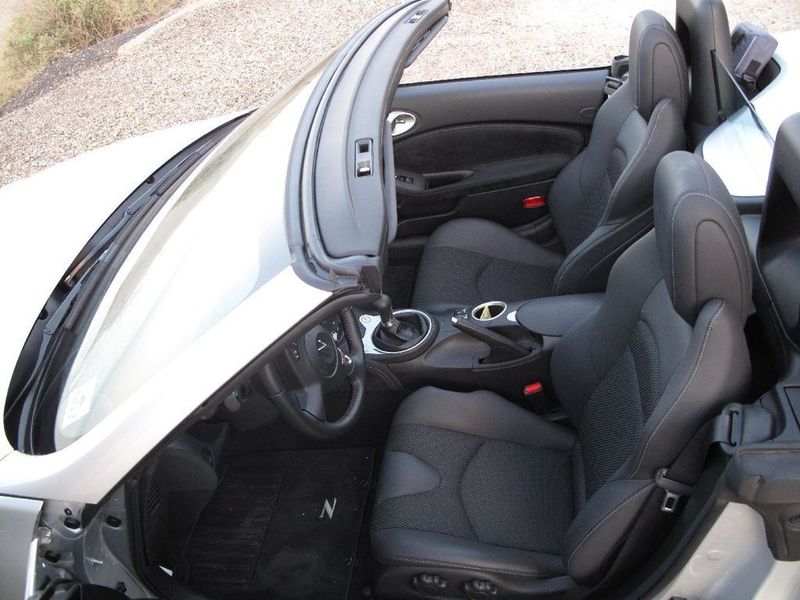 Schon der erste Blick ins Cockpit bringt Gewissheit: Der 370Z ist ein sehr leistungsorientiertes Fahrzeug. Traditionell mit nur zwei Sitzen bestückt, die nah am Zentralnerv des Sportlers montiert sind. (Archiv: Vogel Business Media)