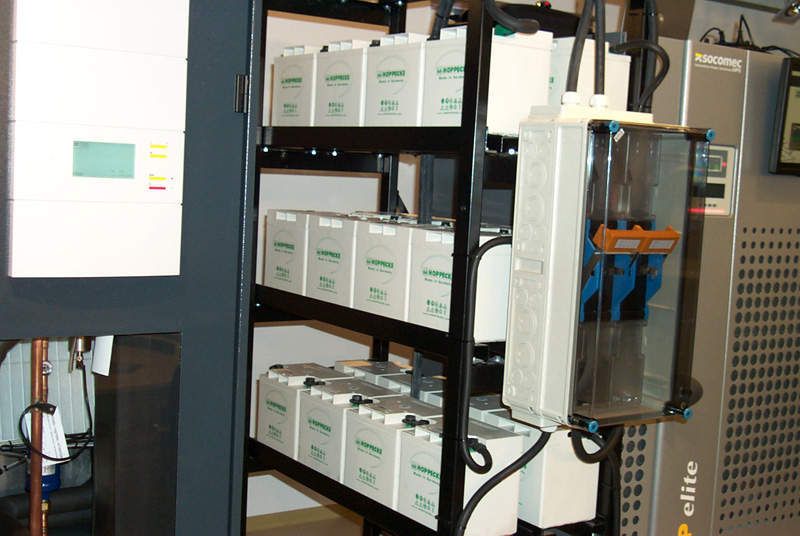 Angeschlossene Hochleistungsbatterien sorgen bei Ausfall der primären Energieversorgung für Ausfallsicherheit von laufenden Servern und Systemen. (Archiv: Vogel Business Media)