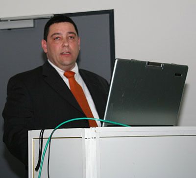 Andreas Stulz, technischer Berater der Emuge Franken, gab Tipps für  den Werkzeugeinsatz beim Bearbeiten von Titan, Kobalt-Chrom und Edelstahl. (Archiv: Vogel Business Media)