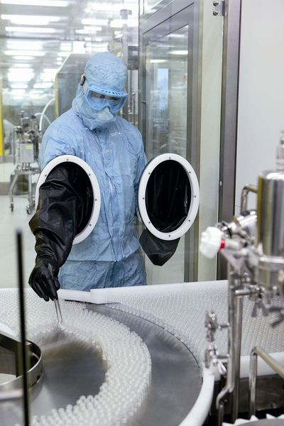 The core sterile filling area is configured as a restricted access barrier system. Glove ports provide access from the Class B zone. (Archiv: Vogel Business Media)