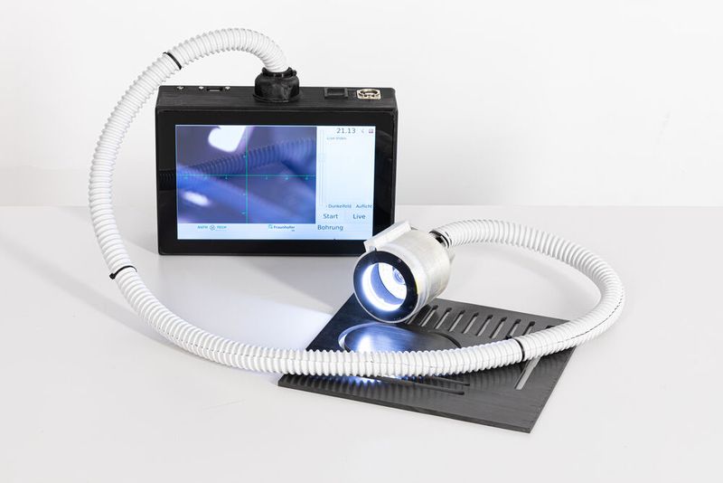 Das Handgerät AICC 2.0 besteht aus einer Aufnahme- und einer Recheneinheit. Die beiden Systeme sind voneinander getrennt, was es erlaubt, dass die Aufnahmeeinheit recht klein sein kann, um auch schlecht zugängliche Bauteilsektionen zu prüfen. (Bild: Fraunhofer-IPA)