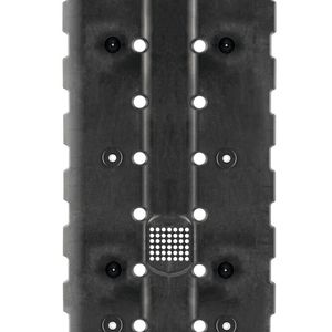 Das Schwallblech wird zwischen dem Batteriedeckel und den Halterungen für die Batteriezellen platziert. Es soll im Falle eines Spannungsüberschlags durch defekte Batteriezellen verhindern, dass der komplette Akku in Flammen aufgeht.(Bild:  Pöppelmann)