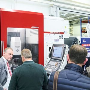 Hedelius zeigt auf seiner Hausausstellung 2018 am 8. und 9. November 2018 erstmals die neue Acura 85, 5-Achs-Bearbeitungszentrum mit beidseitig gelagertem Dreh- Schwenktisch.