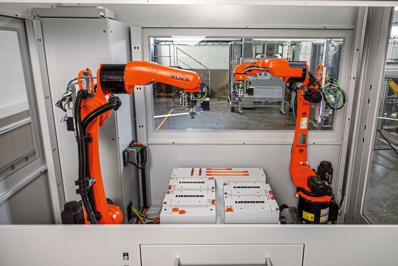 Programm und Bewegung werden in Echtzeit zueinander abgeglichen, damit selbst komplexe Prozesse – wie das Fügen biegeschlaffer Teile – gelingen. (Bild: Kuka)