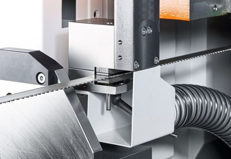 Eine Vorbereitung für den Anschluss einer Absauganlage bietet laut Kasto beste Voraussetzungen, um die additiv gefertigten Bauteile im Automatikmodus staubarm zu wenden und zu sägen. (Kasto)