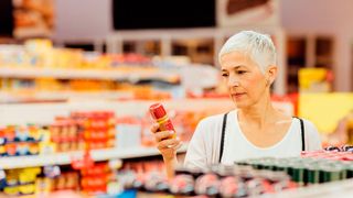 Das Deutsche Verpackungsinstitut wehrt sich gegen die Anfeindungen der Deutschen Umwelthilfe, deren aktualisierter „Verpackungs-Check“ unnötig viel Einweg sowie zu viel Plastik und Müll in Supermärkten und Discountern anprangert. (Bild: iStock/vgajic)