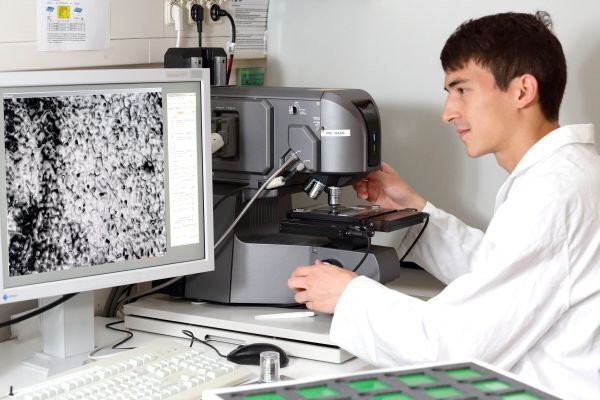 Probenanalyse per Lasermikroskop: Peter Orzessek analysiert Brennstoffzellen-Proben mittels eines Lasermikroskops. (Forschungszentrum Jülich)
