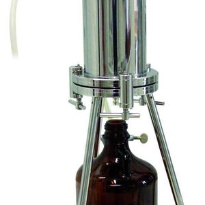 Abb. 2: Druckfiltrationseinheit aus Edelstahl mit Aufgusszylinder von Sartorius.