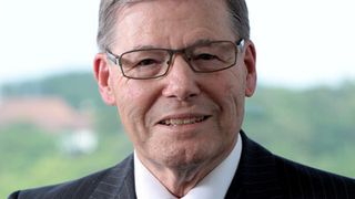 Der frühere Vorsitzende des Industriekonzerns Bosch, Hermann Scholl, aufgenommen am 10.06.2015 in seinem Büro im Firmensitz in Gerlingen (Baden-Württemberg). Er wird am 21.06.2015 80 Jahre alt. (Foto: Bernd Weißbrod/dpa)