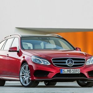 Die neue Mercedes E-Klasse mit neu gestalteter Front – auf Wunsch mit Sportwagenkühler und Zentralstern. Die Scheinwerfer überdecken jetzt alle Funktionselemente mit einem einzigen Scheinwerferglas.