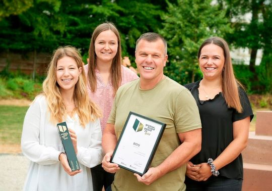 Das Bito-Marketing-Team freut sich über den „German Brand Award ´23 – Gold“. Hier im Bild stehen stellvertretend für das gesamte Marketing-Team von links: Sophie Gisdepski, Laura Neusinger, Markus Zimmer und Janina Blum.(Bild:  Bito)