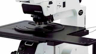 Halbleitermikroskop der MX-Klasse, abgestimmt auf die Inspektion 
von Wafern bis zu 300 mm.
 (OLYMPUS DEUTSCHLAND)