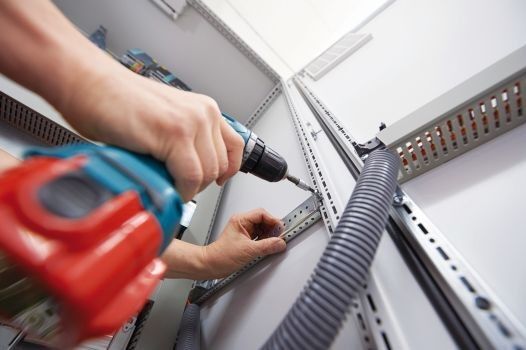 Bild 2: Da Rittal sein Einzelschranksystem SE 8 an seine Systemplattform TS 8 „angedockt“ hat, bestehen dieselben effizienten Ausbaumöglichkeiten wie bei klassischen Anreihsystemen. (Bild: Rittal)