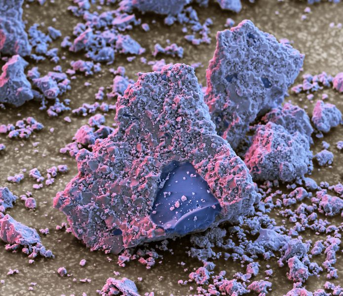 Neue Festkörpermaterialien wie magnetokalorische Legierungen werden das Kühlen revolutionieren: Sie machen Kühl- und Klimageräte energieeffizienter, leiser und sie kommen ohne gasförmige Kühlmittel aus – zukünftig eine Alternative zur herkömmlichen Kompressions-Technologie. Vergrößerung 2000:1 (bei 15cm Bildbreite). (Bild: BASF)