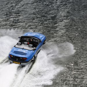 ... wird aus dem Fahrzeugunterboden ein strömungsoptimierter Bootsrumpf, der ein Wassertempo von 25 Knoten erlaubt.(Bild:  Gibbs Amphibians)