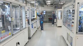 Das Fraunhofer ISE nebst Partnern hat den Zellaufbau von Batterien optimiert. In der gleichen Zellgröße steckt jetzt deutlich mehr Energie beziehungsweise Speicherkapazität. Hier werden Pouch-Zellen im Trockenraum des ISE gefertigt. Lesen Sie hier, warum das wichtig ist ... (Bild: Fraunhofer ISE)
