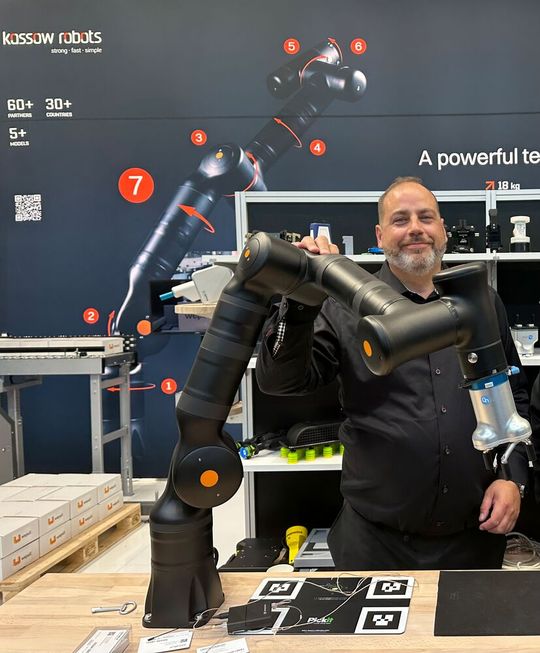 Christian Lorenscheit referiert bei Cobots4You im Oktober 2024 über Cobots als mobile Macher(Bild:  Kassow Robots)