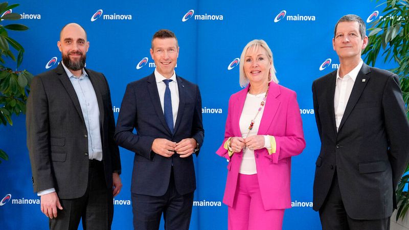 Die hessische Ministerin für Digitalisierung und Innovation Kristina Sinemus besuchte am 15. Februar 2024 den Roundtable „Grüne Wärme aus Rechenzentren“ bei der Mainova AG in Frankfurt am Main. Von links: Christian Noll (Geschäftsführender Vorstand, Deneff), Mainova-Vorstand Martin Giehl, Digitalministerin Kristina Sinemus und Peter Radgen (Universität Stuttgart).(Bild:  Mainova AG)