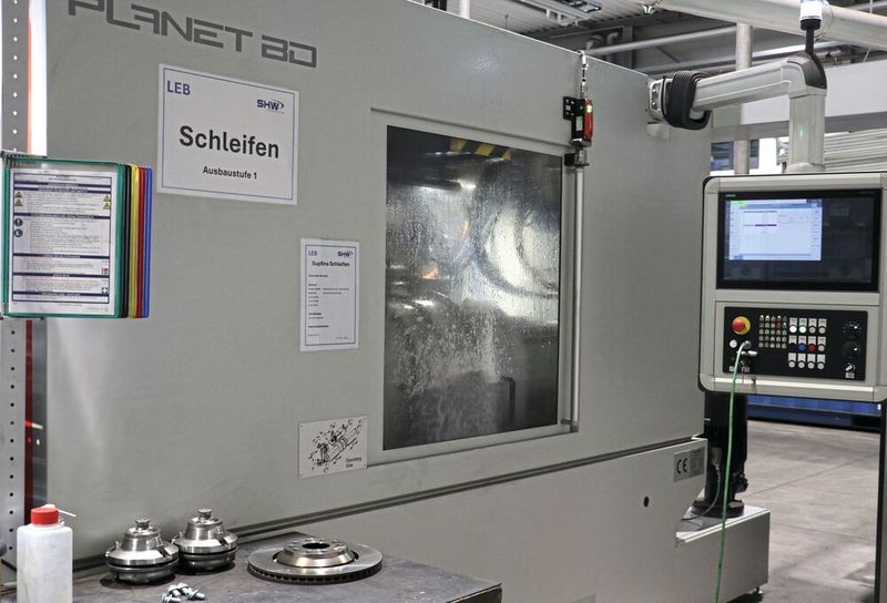 Für ein optimales Schleifergebnis sind bei SHW neben der Doppelplanschleifmaschine auch der Bantleon-KSS und die zentrale Filteranlage von Knoll verantwortlich.  (Bild: Knoll)