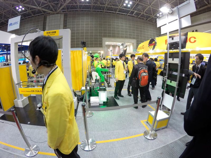 Die Farbe ist unverkennbar. Der Japaner Fanuc auf der Jimtof. (Sonnenberg)