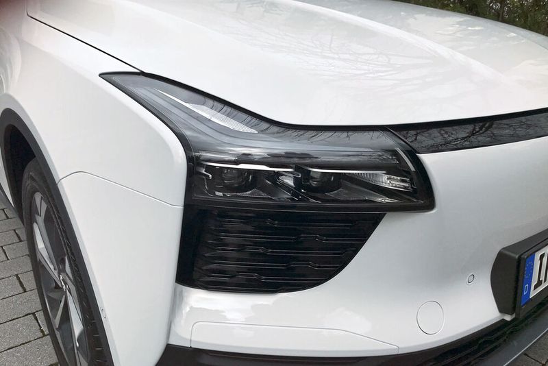 Die L-förmigen LED-Scheinwerfer sind in die Schulterlinie des Fahrzeugs eingepasst. (Bild: Grimm/»kfz-betrieb«)