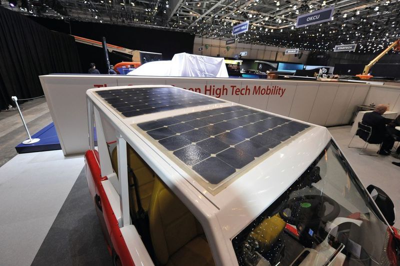 Die Solarzellen auf dem Dach liefern pro Stunde maximal den Strom für 4 Kilometer Fahrweg. Für den Tripp in die Innenstadt und zurück könnte als also reichen – wenn die Sonne scheint. (Catecar)