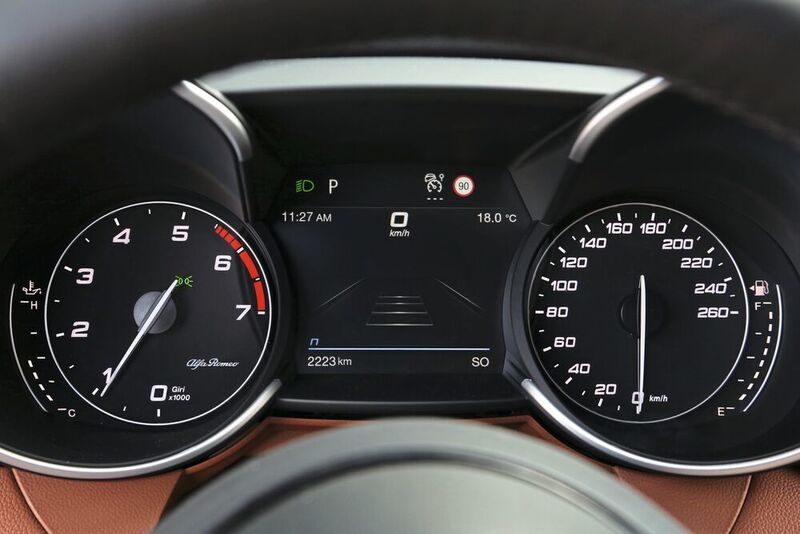 Das Cockpit der Alfa Giulia setzt weiterhin auf einen Mix aus analogen und digitalen Anzeigen. (Alfa Romeo)