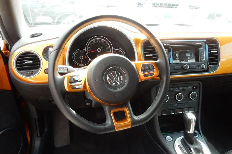 Auf dem kleinen Navi-Monitor ist stets sichtbar, mit welcher Kraft der Zweitürer gerade unterwegs ist. (VW)