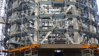 Kann ebenso leicht montiert wie demontiert werden: Geschraubtes Silobau Thorwesten-Silo während des Aufbaus im Hafen von Hanko. (Bild: Ibau Hamburg)