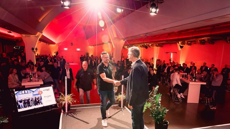 Mit Sebastian (vorn) und Wilfried Finder betreten hier die ersten Vertreter der Top 3 die Bühne. (Bild: Stefan Bausewein)