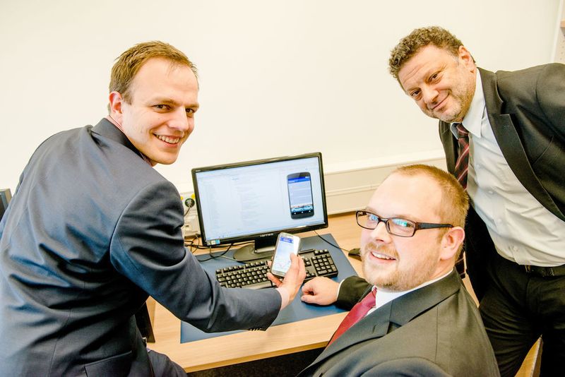 Philip Dost (li.) entwickelte die App gemeinsam mit Masterarbeitsstudent Christoph Degner am Institut für Energiesystemtechnik und Leistungsmechatronik von Constantinos Sourkounis (re.). (RUB, Marquard)