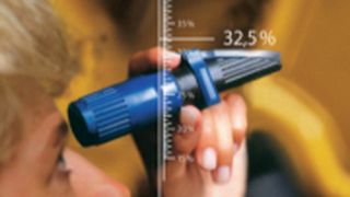 Mit dem Refraktometer RFM 03_AdBlue kann man den Zustand von AdBlue ermitteln. (Archiv: Vogel Business Media)