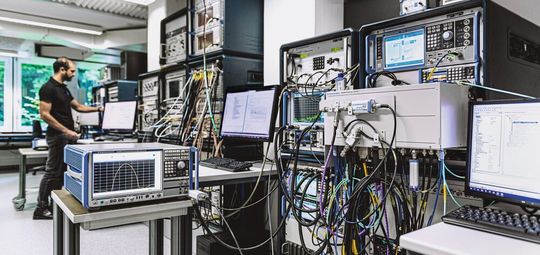 Das neue automatische Kalibriersystem UCS2120. Das gleiche System wird in der Produktion bei Rohde & Schwarz Deutschland eingesetzt. Das neue automatische Kalibriersystem UCS2120. Das gleiche System wird in der Produktion bei Rohde & Schwarz Deutschland eingesetzt.