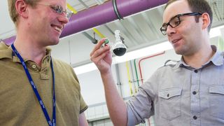 Professor David Scheschkewitz (l.) und sein Mitarbeiter Michael J. Cowley (Bild: Oliver Dietze)