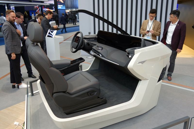 Auffälligstes Merkmal ist das große 48-Zoll-Display, das Byton an einem Modell zeigte. (Bild: Wehner/»kfz-betrieb«)