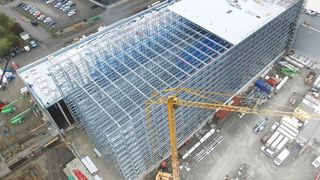 Für Edeka richtet SSI Schäfer einen teilautomatisierten Logstikkomplex in Gochsheim bei Schweinfurt ein. Das in kosteneffizienter Silobauweise entstehende 4-gassige Hochregallager hat, wie man hier sieht, schon sichtbar Gestalt angenommen. Ende Mai 2021 soll es fertig sein. (SSI Schäfer)