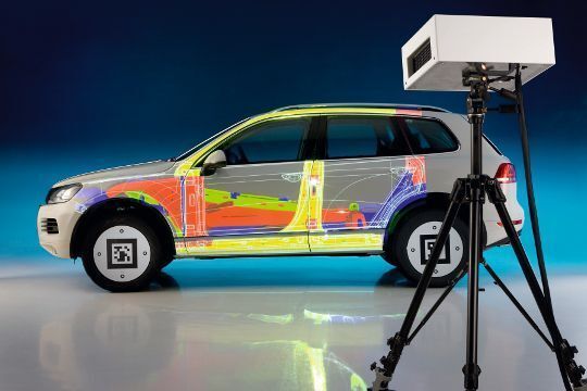 Der Projektor kann in die Seitenansicht des Fahrzeugs, hier ein Touareg Hybrid, zum Beispiel die Karosseriestruktur einblenden ... (Archiv: Vogel Business Media)