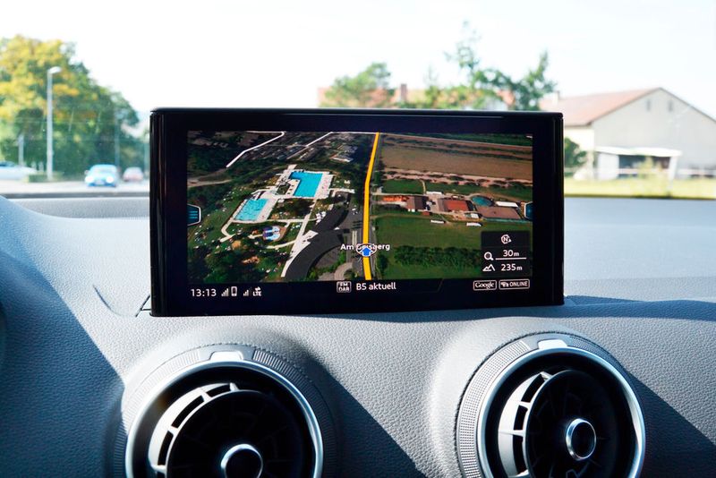 So sehr beeindruckt, dass er sich bei dieser Ansicht beinahe mehr auf das Freibad als auf die Straße konzentriert hätte.  (Michel/»kfz-betrieb«)